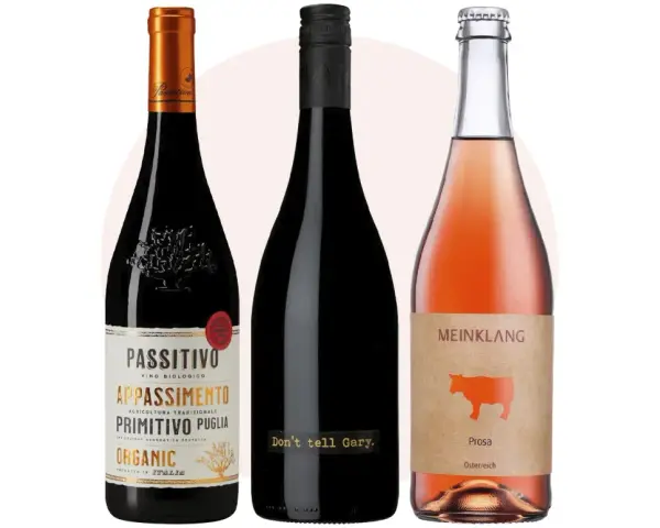 Tre flaskor vin: en röd, en svart och en rosé. Perfekt vin till hamburgare för alla smaker.