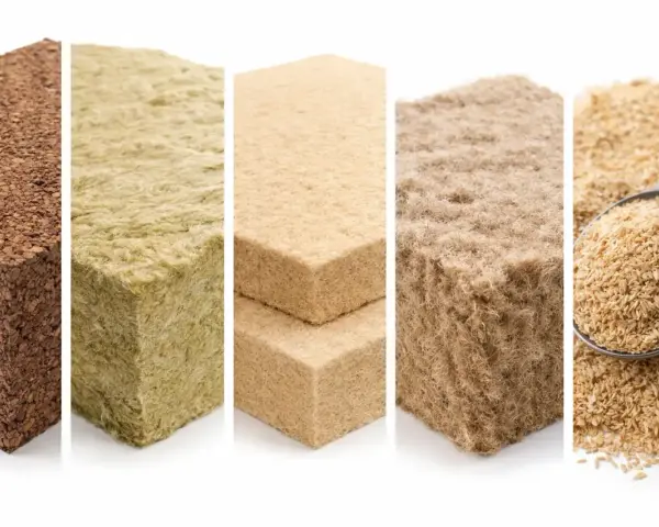 Blocchi di sughero, lana di roccia, fibra di legno e canapa: esempi di materiali isolanti naturali per un futuro sostenibile.