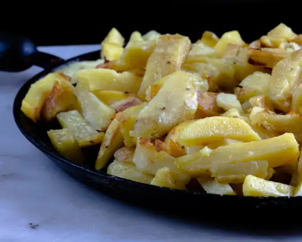Patate in tecia, dorate e croccanti, pronte per essere gustate.