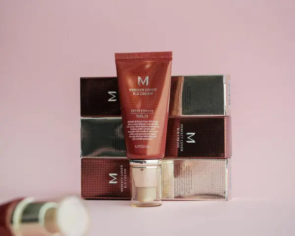 Krem Missha Perfect Cover B.B Cream. Zastanawiasz się, czym się różni krem CC od BB? Ten produkt to baza pod makijaż.