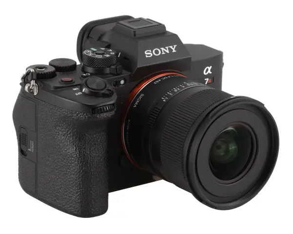 Aparat Sony Alpha 7R z obiektywem Sigma. Idealny do testu osobowości sigma, uchwyci każdy szczegół.