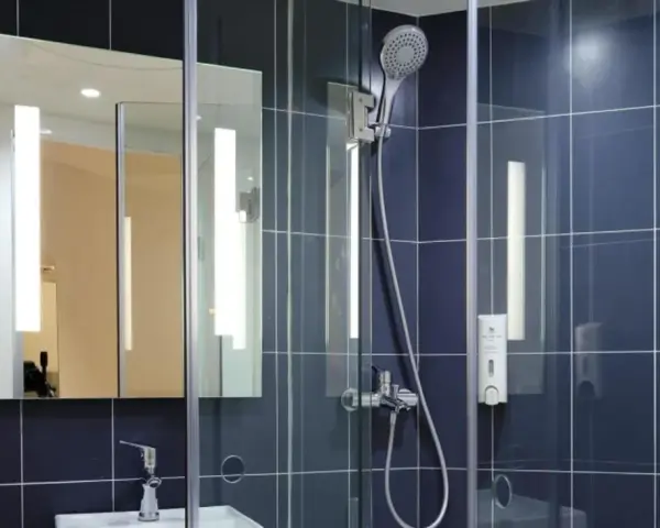 Doccia moderna con piastrelle blu. Valuta il costo sostituzione piatto e box doccia per un bagno rinnovato.