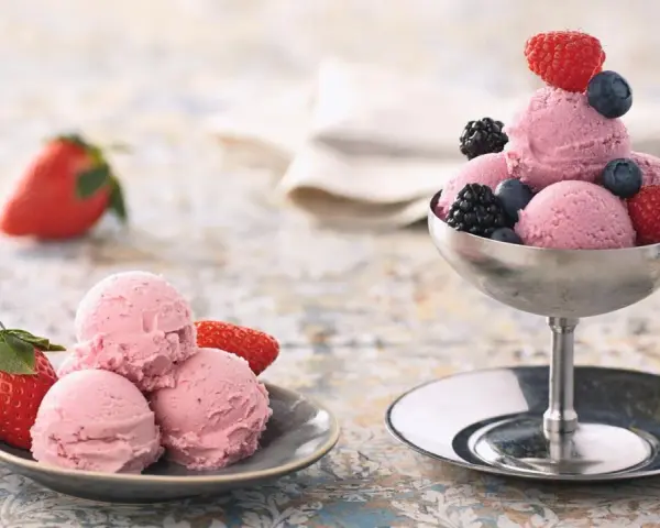 Fruchtiges Eis mit Beeren, perfekt für den Sommer. Johannisbrotkernmehl verwendung sorgt für die cremige Konsistenz.