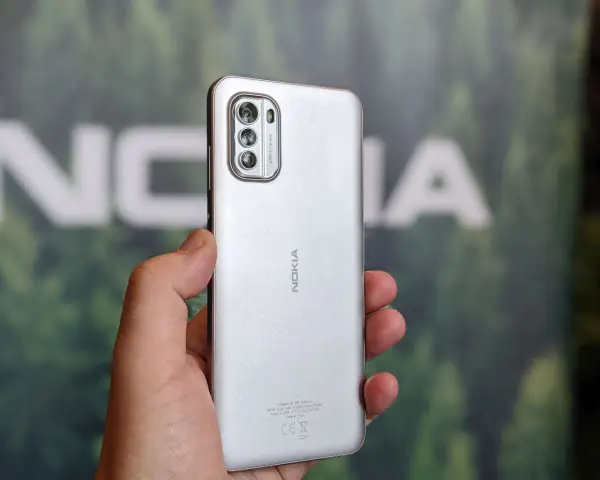 Srebrny smartfon Nokia z potrójnym aparatem, przypominający czasy świetności Symbian.