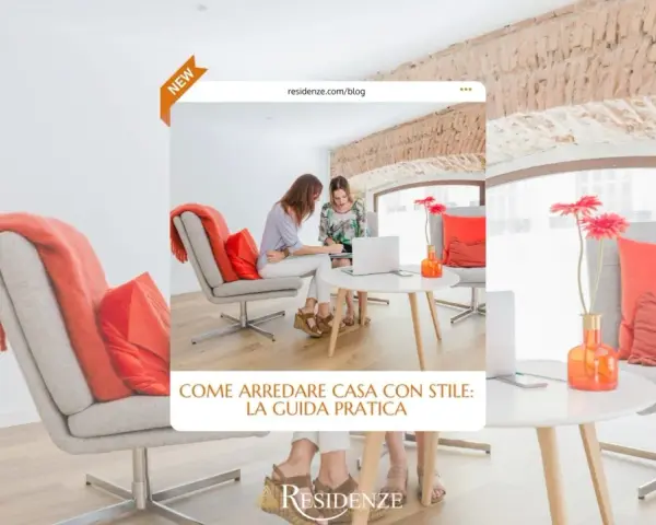 Due donne discutono idee per arredare casa in un salotto moderno con poltrone grigie e cuscini arancioni.