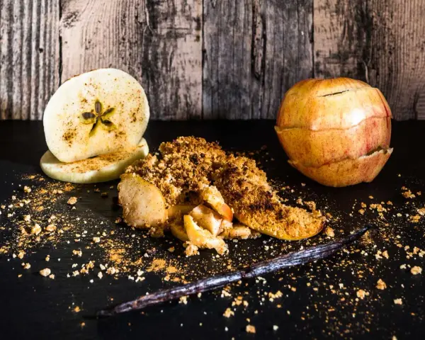 Ein köstlicher Apple Crumble mit Zimt, Äpfeln und einer Vanilleschote.