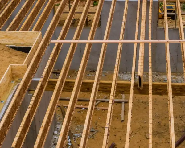 Structure en bois d'un plancher en construction. Le prix du solivage plancher m2 dépend de ces éléments.