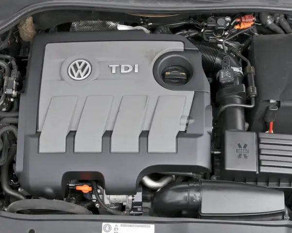 Silnik TDI 1.6 w Volkswagenie, z widocznym logo TDI i zbiorniczkiem płynu chłodniczego.