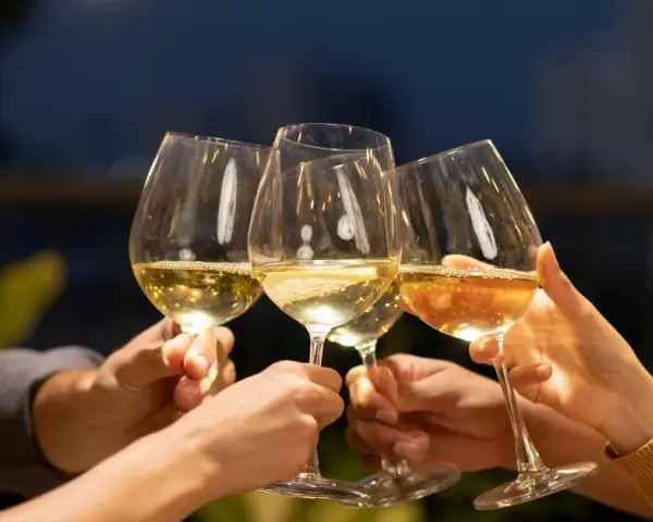 Alkohol po depilacji laserowej? Sprawdź, kiedy można pić
