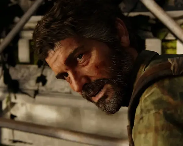 Joel, con heridas en el rostro, mira fijamente. Detrás de él, una estructura de piedra cubierta de hiedra. ¿Esconde algo, como una caja fuerte de The Last of Us 1?