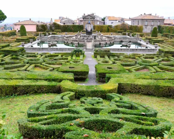 Labirinti verdi e fontane maestose in questi splendidi giardini botanici. Un'oasi di pace e bellezza.