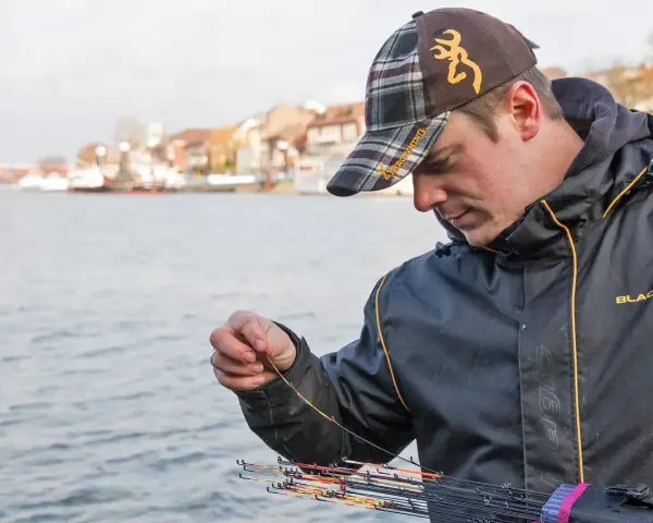 Ein Angler prüft die Spitzen seiner Feederrute. Diese Ruten sind ideal für das Fischen mit Futterkörben.