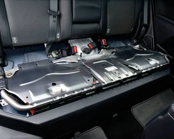 Gdzie jest akumulator 12V w Toyota Auris Hybrid? Oto zaskakująca lokalizacja