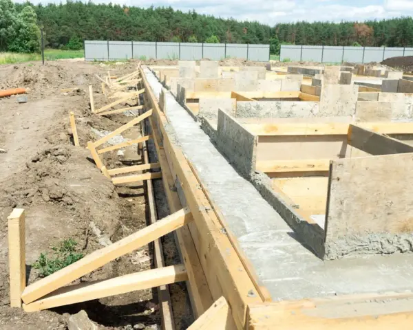 Budowa fundamentów domu szkieletowego: szalunki i wylany beton.