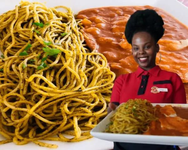 Mujer sonriente con plato de sopa seca y carapulcra.