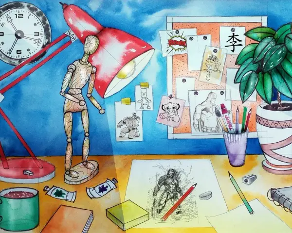 Artysta tworzy, czy manga to komiks? Na biurku leżą szkice postaci z kreskówek i komiksów, farby, ołówki i lalka-manekin.