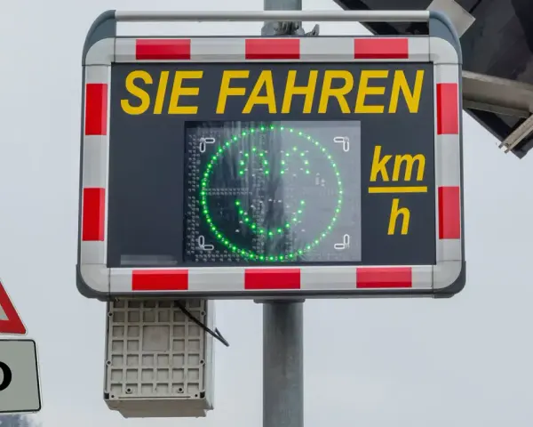 Digitale Anzeige zeigt "SIE FAHREN" und Ihre Geschwindigkeit. Achtung, Blitzergefahr! Vermeiden Sie eine Strafe.
