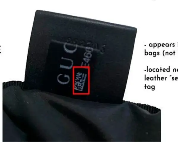 QR kod na metce torebki Gucci, potwierdzający jej oryginalność. Znajduje się obok numeru seryjnego.