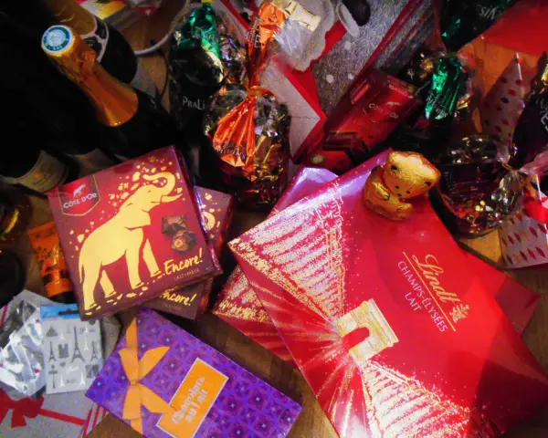 Słodycze i szampany - idealne co kupić we Francji. Czekoladki Côte d'Or i Lindt, złoty miś.