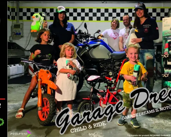 Bambini e adulti pronti a "ciapa la moto" per un evento speciale. Un'allegra compagnia posa con moto e accessori.