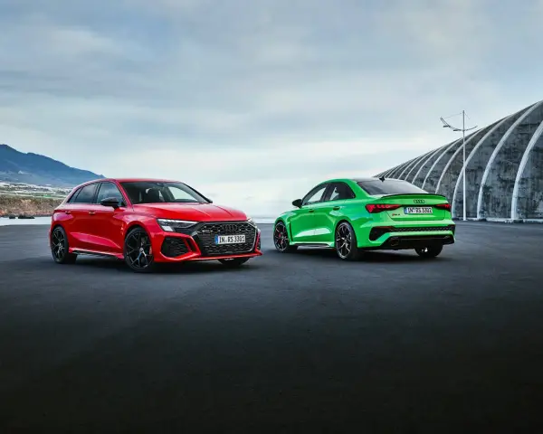 Dwa Audi RS3, czerwone i zielone, gotowe do sprintu 0-100 km/h.