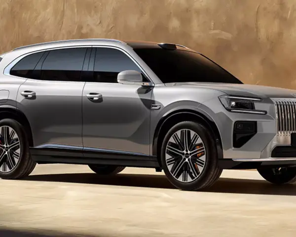 Srebrny elektryczny crossover Zeekr X 2026 z pionową atrapą chłodnicy i czarnymi felgami.