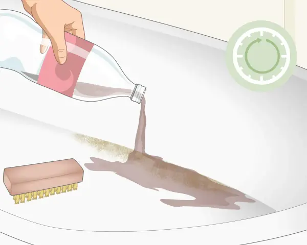 Aplicando líquido de una botella para quitar el óxido de la bañera, junto a un cepillo.