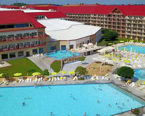 Hotel Gołębiewski Mikołajki: basen zewnętrzny z mnóstwem leżaków i parasoli. Sprawdź cennik i zaplanuj wakacje!