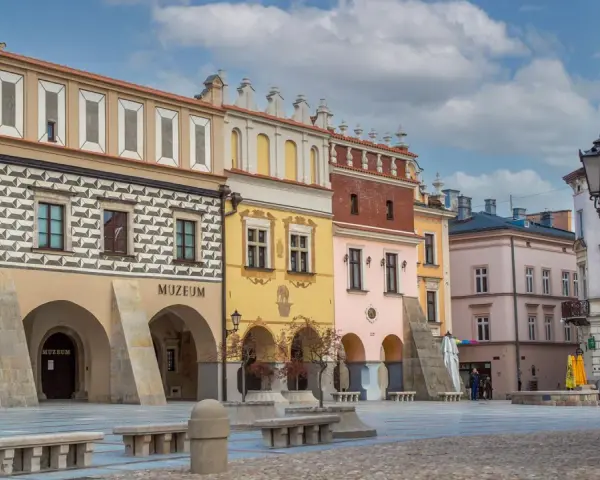 Kolorowe kamienice zdobią rynek w Tarnowie. Muzeum mieści się w zabytkowej części miasta.