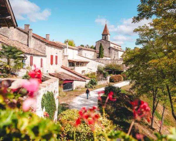 Un homme se promène dans un village pittoresque du Tarn-et-Garonne, une belle activité en plein air.