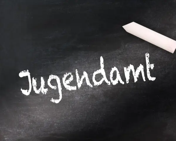 Kreide auf Tafel: "Jugendamt". Eine Empfehlung des Jugendamtes zum Umgangsrecht kann hier notiert werden.