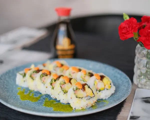 Talerz sushi z krewetkami i mango. Z 500g ryżu wyjdzie ok. 10-12 rolek sushi, zależnie od wielkości.