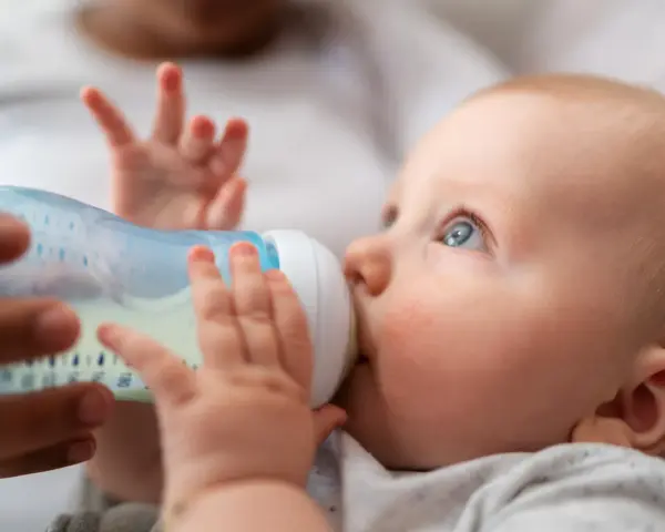 Woda dla niemowlaka: Od kiedy, jaką i jak podawać bezpiecznie?