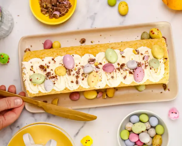 En härlig rulltårta med grädde och påskägg, perfekt för påskfirandet.