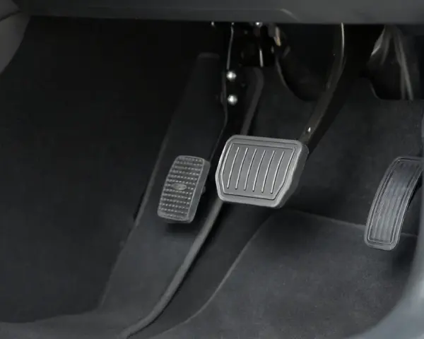 Gdzie jest sprzęgło w aucie? Lokalizacja pedału i mechanizmu