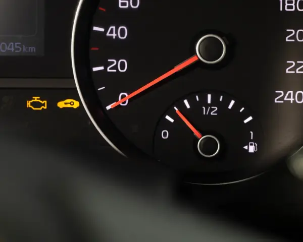 Armaturenbrett mit leuchtendem Motor-Zeichen und Schlüssel-Symbol. Der Kilometerstand zeigt 70045 km.