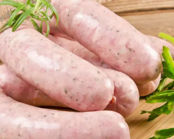 Świeża biała kiełbasa, idealna do parzenia, nawet gdy jest zamrożona. Zioła dodają aromatu.