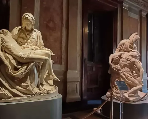 La Pieta de Michel Ange, une œuvre d'art émouvante, représente la Vierge Marie tenant le corps du Christ.
