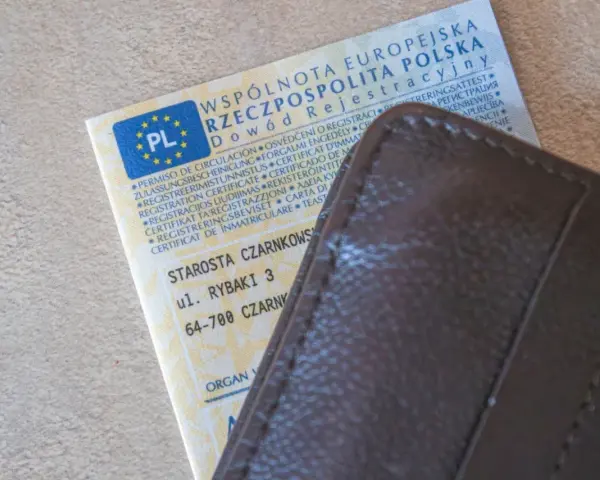 Dowód rejestracyjny pojazdu i brązowy portfel. Czy można zrobić przegląd bez dowodu rejestracyjnego? To pytanie nurtuje wielu kierowców.