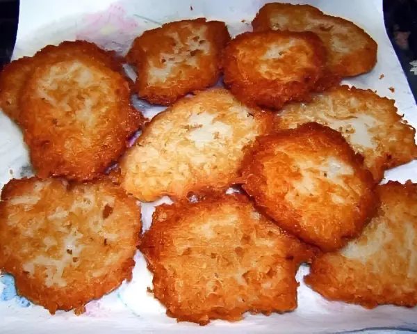 Tortel di patate dorati e croccanti, pronti per essere gustati.