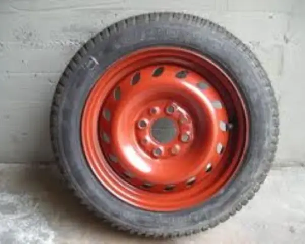Ruota di scorta con cerchio rosso. Controllare la pressione per essere pronti in caso di emergenza.