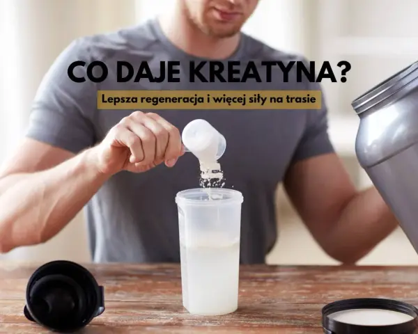 Mężczyzna przygotowuje suplement. Dowiedz się, co daje kreatyna: lepsza regeneracja i więcej siły na trasie.