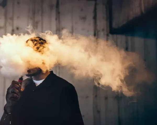 Hombre exhala una gran nube de vapor. Parece que vapear da gases.