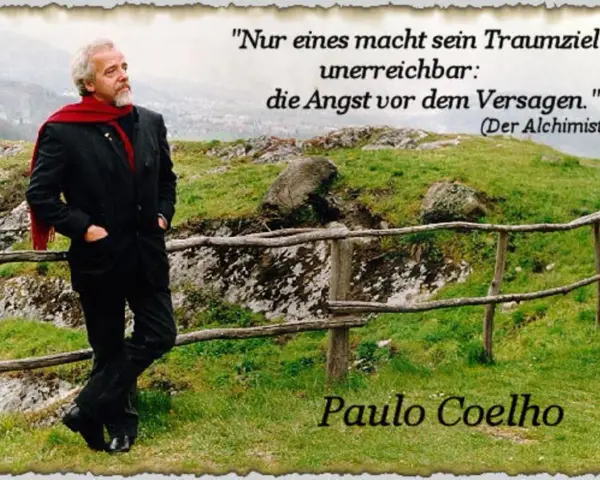 Mann mit rotem Schal und Anzug steht auf einem Hügel mit Zitat von Paulo Coelho.