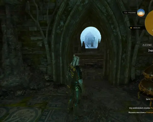 Geralt wchodzi do mrocznego korytarza w ramach zlecenia Wiedźmin 3 Nawiedzony Dom. Przed nim łukowate przejście, za którym widać mglisty krajobraz.