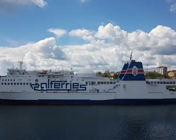 Prom Wawel, kursujący na trasie Nynäshamn-Gdańsk, cumuje w porcie. Sprawdź rozkład i zaplanuj podróż!