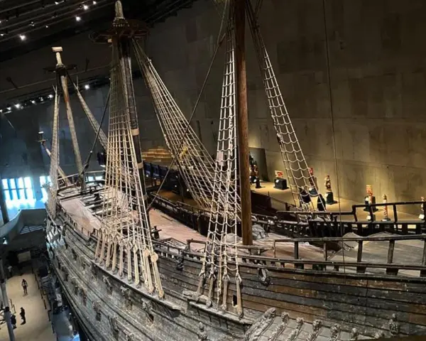 W muzeum wazy sztokholm podziwiać można wspaniały okręt Vasa, który po wiekach spędzonych na dnie morza powrócił do życia.