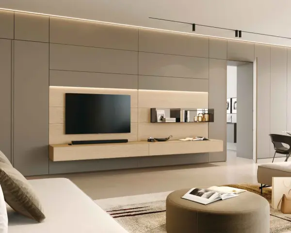 Ecco come arredare una parete attrezzata moderna: un mobile sospeso in legno chiaro con TV, mensole minimaliste e illuminazione integrata.