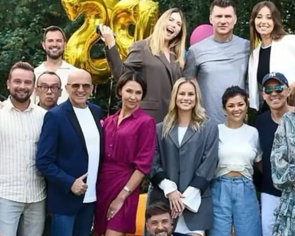 Ekipa TVP2 Pytanie na śniadanie dzisiejszy odcinek świętuje 28 lat! Radosna grupa prezenterów i gości pozuje do wspólnego zdjęcia na tle złotych balonów.