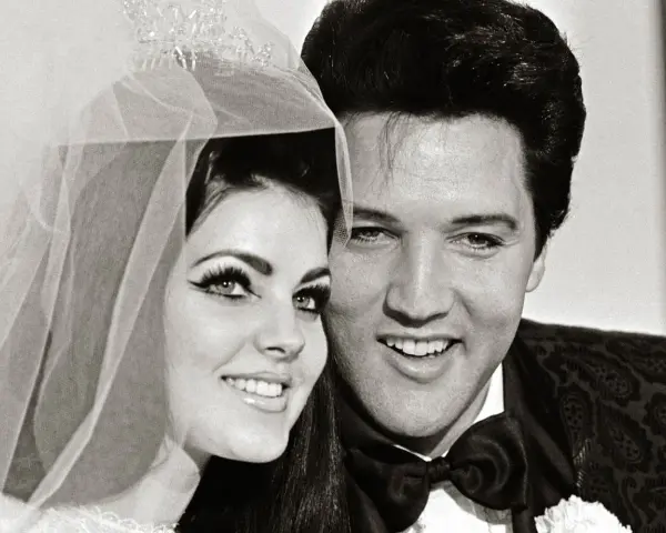 Priscilla Presley und Elvis Presley an ihrem Hochzeitstag. Ihre spätere Priscilla Presley Scheidung war ein trauriges Ende für diese Liebe.